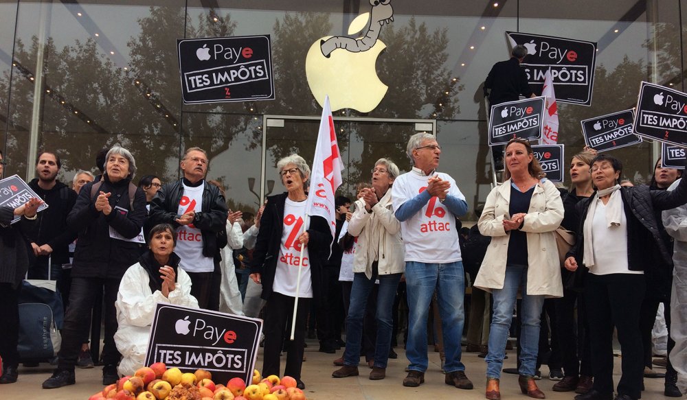 attac_fr's tweet photo. Bonne nouvelle : @Apple vient de régler à Attac les 2000 euros auxquels l'avait condamné le TGI de Paris.
Ne reste plus qu'à :
- payer les 13 milliards d'euros qu'elle doit aux contribuables européens
- payer enfin ses impôts là où elle réalise ses activités
#ApplePayeTesimpôts https://t.co/r8h34Ta85e