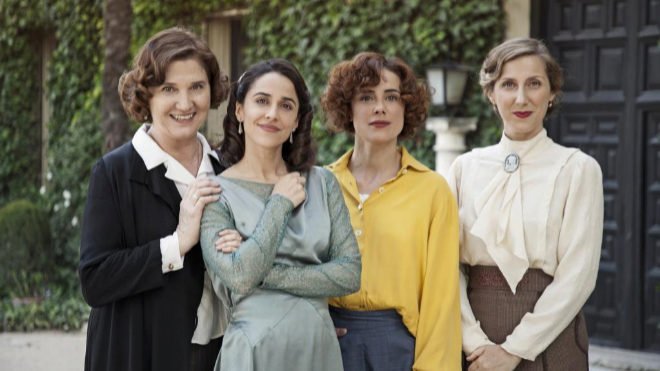 SBallesterosWeb's tweet photo. Woman, woman, woman, woman ... and a gardener #LaOtraMirada1 @laotramiradatve 
Very proud!!! 😍💪🎬 Thanks @grupoboomerang  #Masmujeres #FiccionFemenina #ChangeIsComing #ChangeTheRules #changetheculture #MoreWomen https://t.co/mnKLTKQYxe