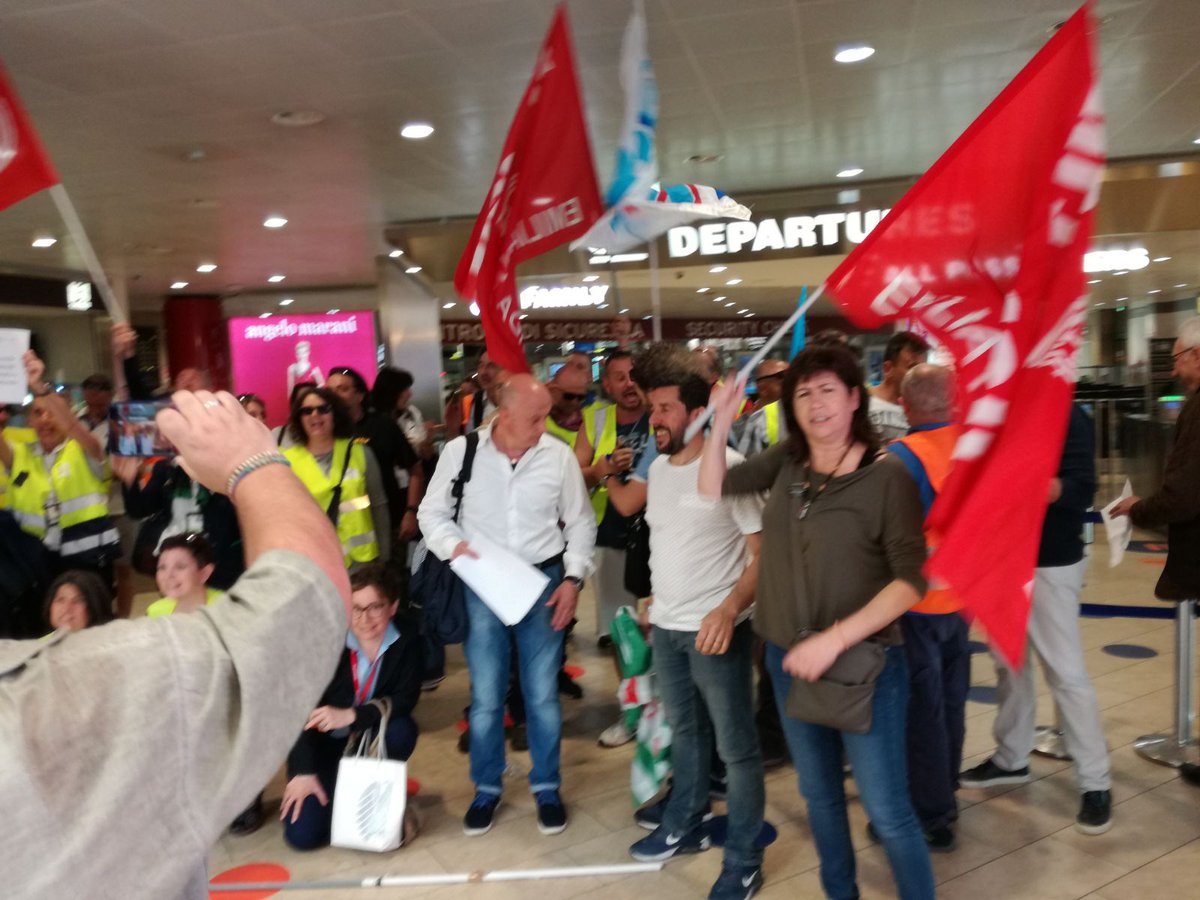 CgilBologna's tweet photo. In #Aeroporto a #Bologna con i lavoratori #GHService dell'#handling in #sciopero!πβ https://t.co/eLWmLzYBiu