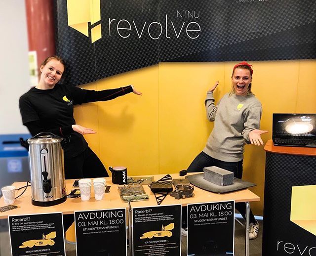 RevolveNTNU's tweet photo. I dag står vi på stand på Stripa til 14:00! Ta turen innom for å høre om avduking, gruppelederopptak eller for en hyggelig prat! PS. Vi har kaffe og sjokolade 🍫
.
.
.
#revolventnu #ntnulife #ntnu #gløshaugen #stripa #racecar #car #student #chocolate … https://t.co/AH6mpdxznw https://t.co/wXLxQrXCOM