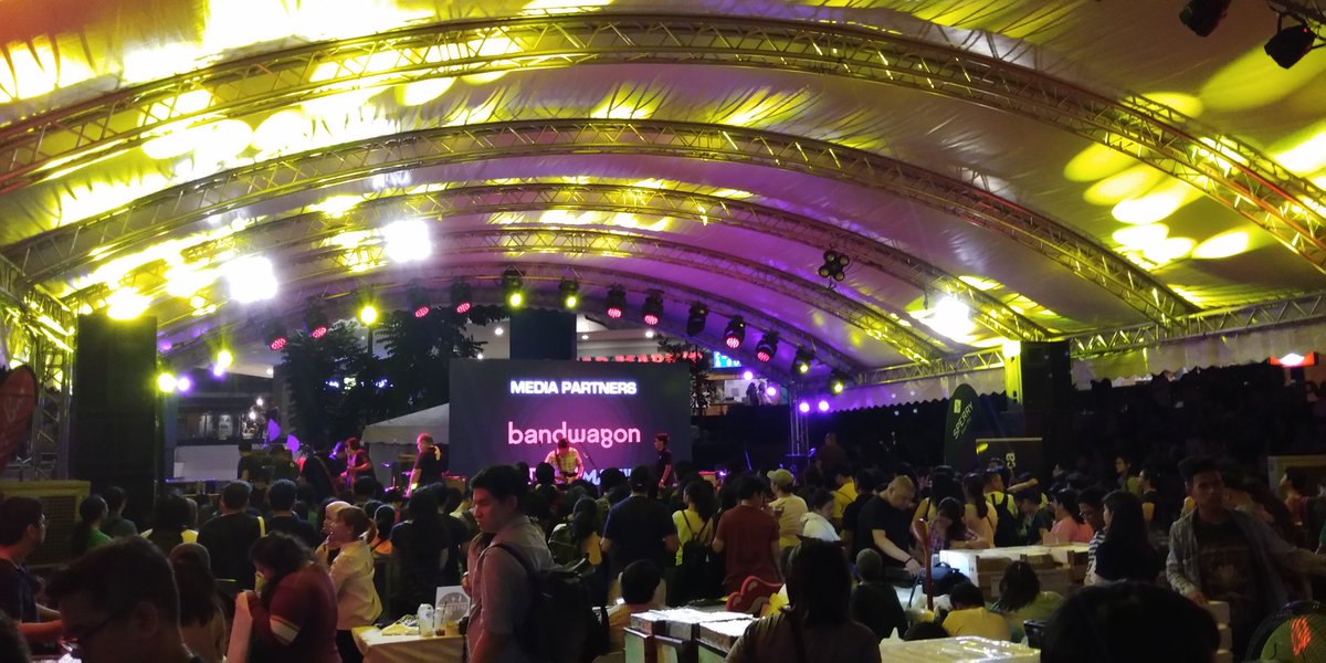 UP_TownCenter's tweet photo. Keep rockin', Katipunan! Swipe left for more pictures from last weekend's Record Store Day Pilipinas 2018. 🤘 #RSDPilipinas2018 #UPTCLovesYou 📷 @marconicolo @jugsjugsjugs @offshoremusicph https://t.co/1KDZj11B07