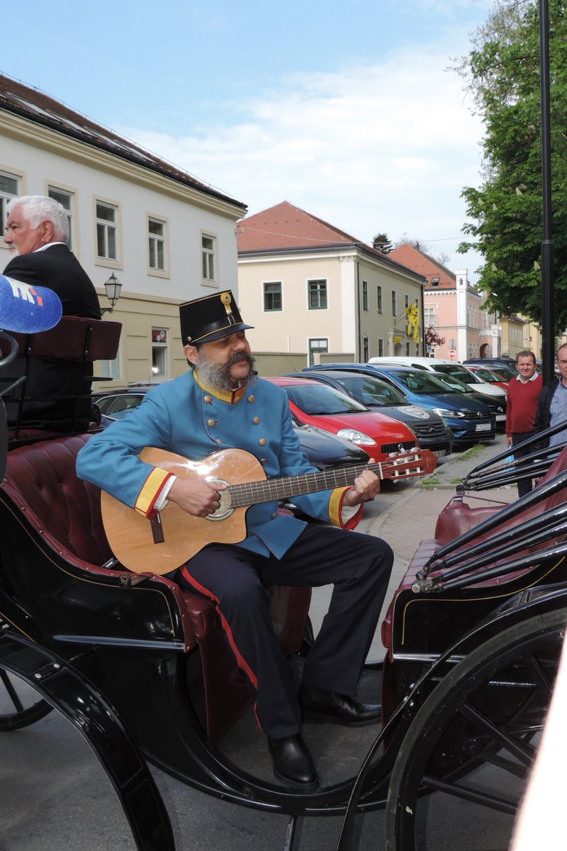 GradBjelovar's tweet photo. 16. izdanje BOK festa počinje u petak, 27. travnja. Posjetitelji moći vidjeti 17 predstava, a najveća atrakcija zasigurno je poznati mjuzikl Jalta, Jalta. Na početku prodaje ulaznica pridružili su nam se glumci Goran Navojec i Ivan Ožegović te Petar Preradović! #bjelovar #bokfest https://t.co/vdmeURIdfa