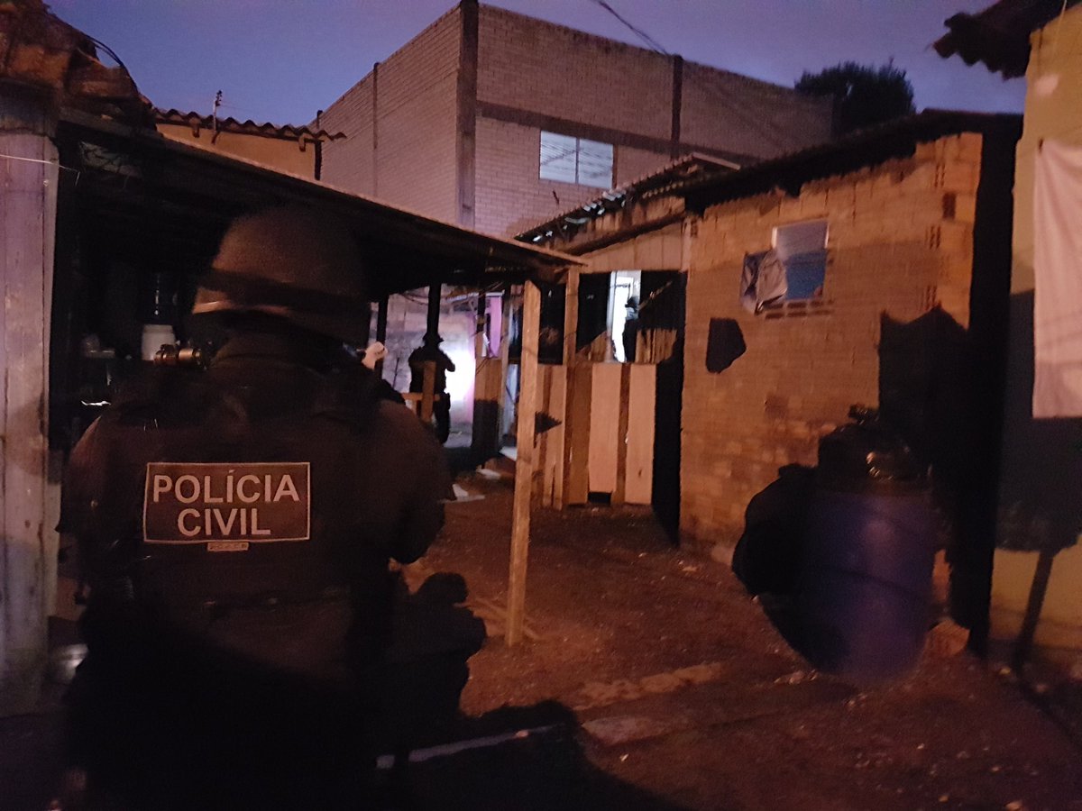 policiacivilrs's tweet photo. #OpGreen é deflagrada no combate ao tráfico de drogas em Canoas. Estão sendo cumpridas 13 ordens judiciais no bairro Niterói. #2DP_Canoas #PCRSContraAsDrogas https://t.co/PcI8iouk32
