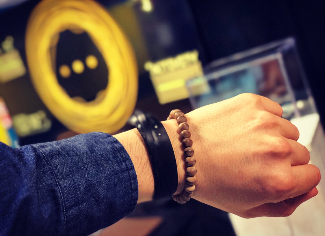 JulienChieze's tweet photo. Super rencontre avec l’équipe @IronovaY qui prépare le bracelet #Ankkoro captant vos émotions et adaptant vos expériences #gaming en conséquence ! N’hésitez pas à zieuter ici pour en savoir plus ▶️ https://t.co/0Ftbr86PEK #EmotionSense #Smartband https://t.co/IfbZdUgsKu