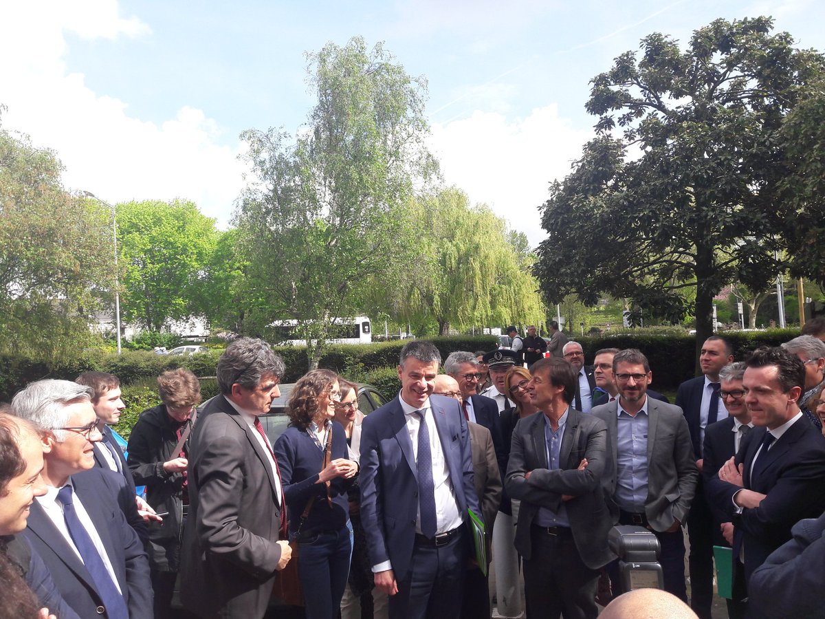 PlanBatiment's tweet photo. Dans le cadre de la présentation du #PlanRenovation, visite d'une copropriété rénovée avec @N_Hulot à @Angers cc @ANAH_Officiel https://t.co/uIgONCbRKW