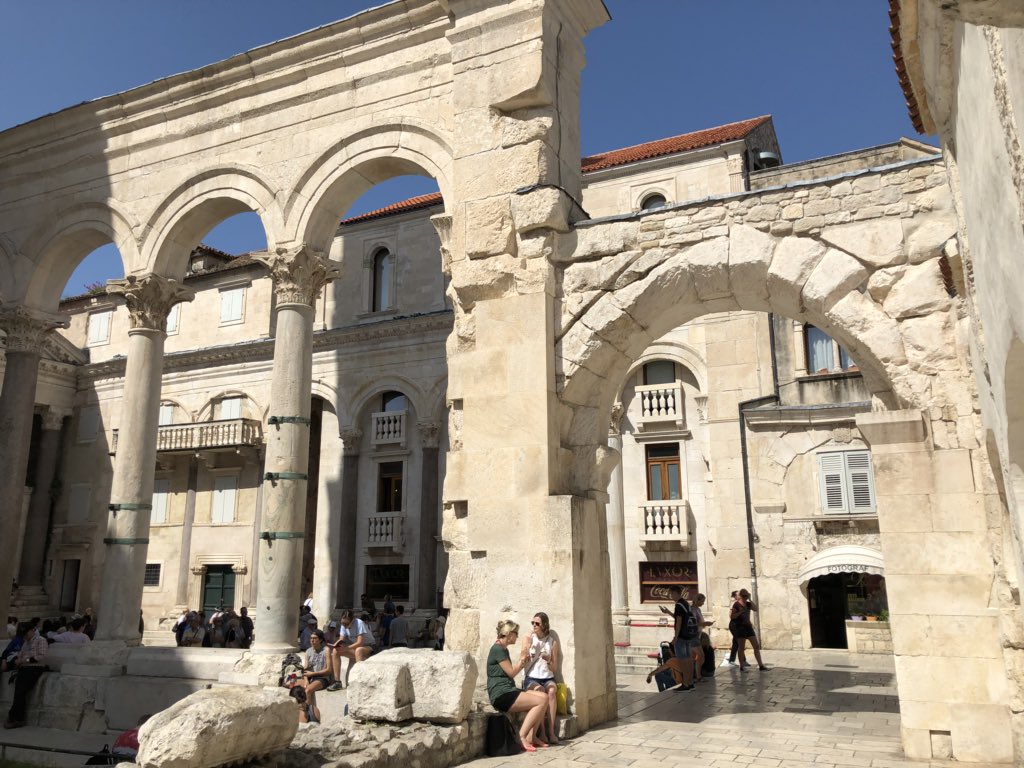 centochilometri's tweet image. Il Palazzo di Diocleziano mi ha lasciato di stucco. È una città intera. Oggi ci vivono 3mila persone; su un impianto architettonico romano ancora visibile 😱 Un po&apos; come se ci fosse un borgo dentro ai Fori. Stupendo. #spalato #croazia