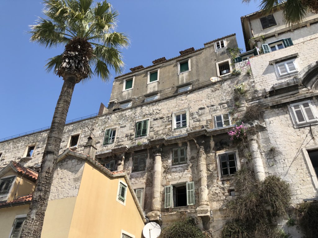 centochilometri's tweet image. Il Palazzo di Diocleziano mi ha lasciato di stucco. È una città intera. Oggi ci vivono 3mila persone; su un impianto architettonico romano ancora visibile 😱 Un po&apos; come se ci fosse un borgo dentro ai Fori. Stupendo. #spalato #croazia