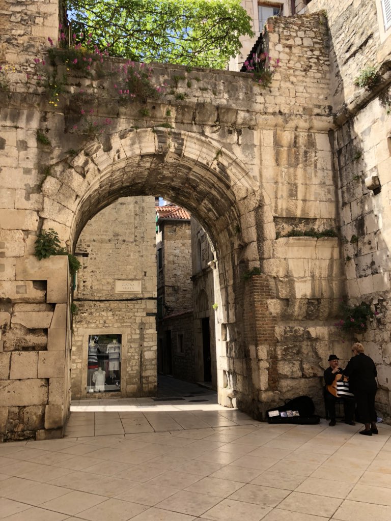 centochilometri's tweet image. Il Palazzo di Diocleziano mi ha lasciato di stucco. È una città intera. Oggi ci vivono 3mila persone; su un impianto architettonico romano ancora visibile 😱 Un po&apos; come se ci fosse un borgo dentro ai Fori. Stupendo. #spalato #croazia