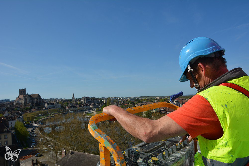 s_butterfly's tweet photo. We followed French Artist Florent Maussion as he paints a monumental mural on the #Batardeau silos in |#Auxerre  for the #RADD89 #streetart #florentmaussion https://t.co/3uEtWEyTBn https://t.co/Y2ApIfiXEI