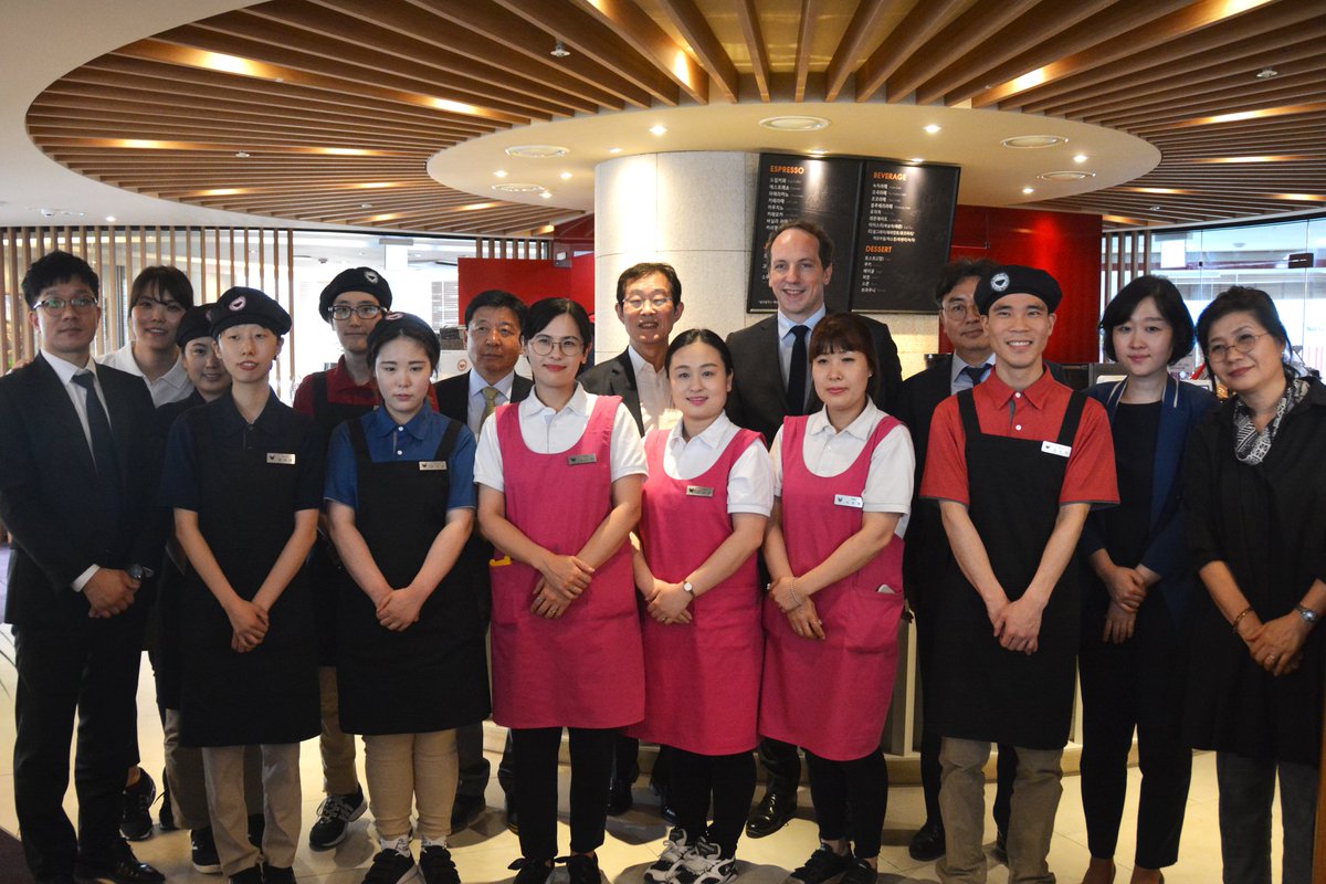 매년 4월 26일은 유럽에서 시행중인 '듀오 데이'입니다. 

오늘은 이러한 듀오데이를 맞아, 파비앙 페논 주한프랑스대사님과 함께 장애인사업장 '행복두드리미'를 방문하여 듀오데이 행사를 가졌습니다.

-자세히 보기 : facebook.com/yongdeuk.lee.9…