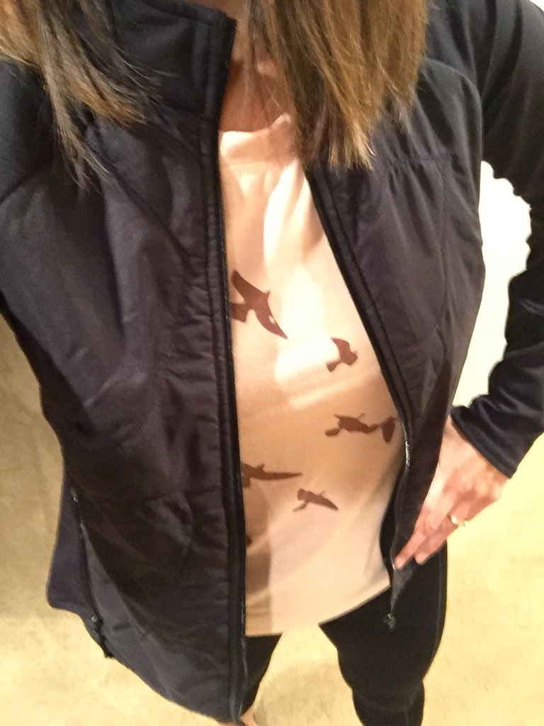 Head to toe #flystyle. ❤️ the versatility - trading out my #aerocapris &amp; sneaks for skinny jeans &amp; flats after my @KSRSeattle appointment this morning.#bekinetic <a href="/oiselle/">oiselle</a>