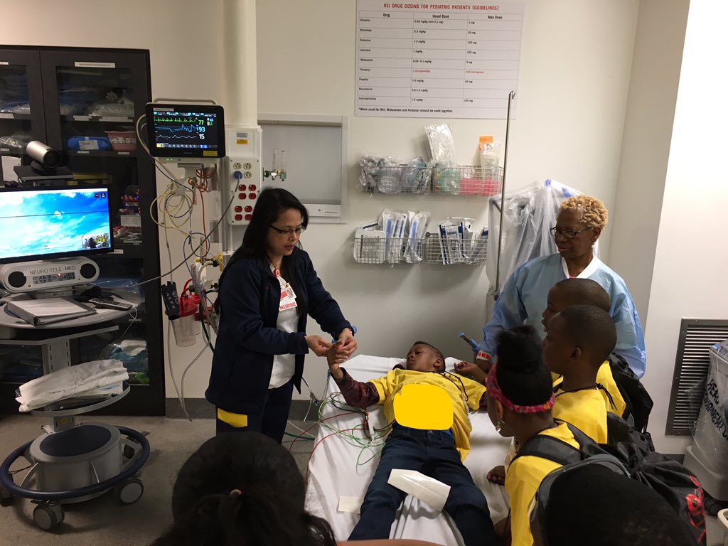 valentina_9015's tweet photo. @ALLinatAllenED RN Jhojo giving our kids a tour of the ER trauma room. TYKTWD #TOCTWD @nyphospital @AllinatTheAllen https://t.co/3I94oIwpUW