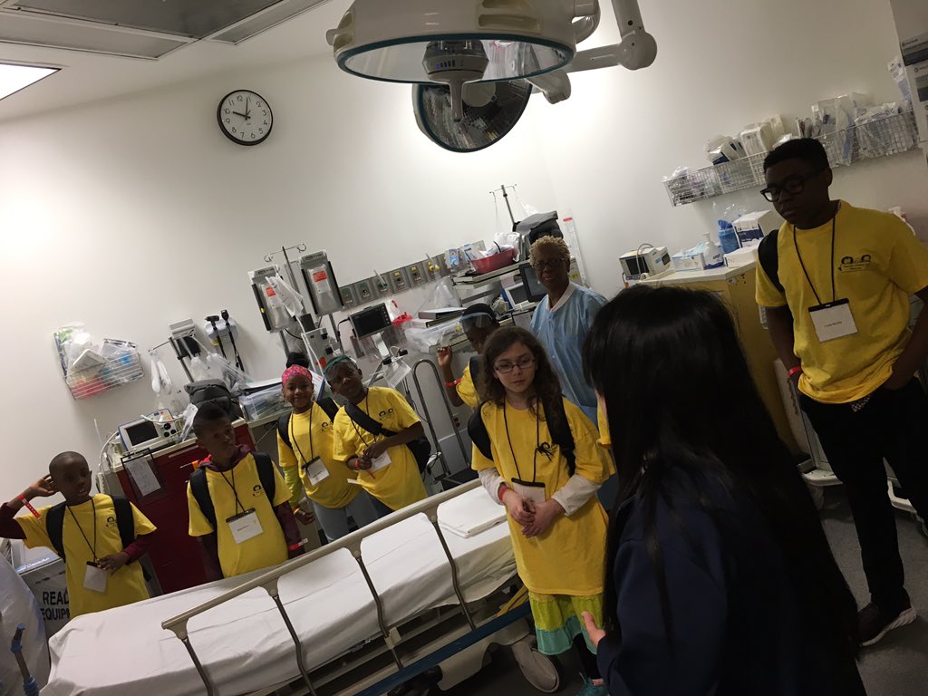 valentina_9015's tweet photo. @ALLinatAllenED RN Jhojo giving our kids a tour of the ER trauma room. TYKTWD #TOCTWD @nyphospital @AllinatTheAllen https://t.co/3I94oIwpUW