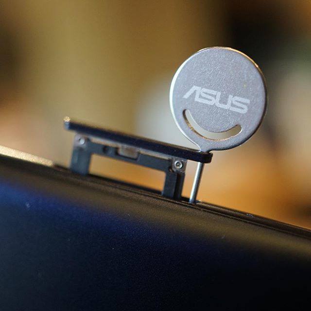 techpp's tweet photo. Extracting SIM cards with a smile. And the award for the happiest looking “SIM card extraction tool” goes to the Asus Zenfone Max Pro M1.
#SimCardExtractor #SIMcar #SIMExtractorTool #Asus #AsusZenFone #ZenFone #AsusZenFoneMaxPro #AsusPhones https://t.co/qBalBV2PsC https://t.co/y9iJuubL0h