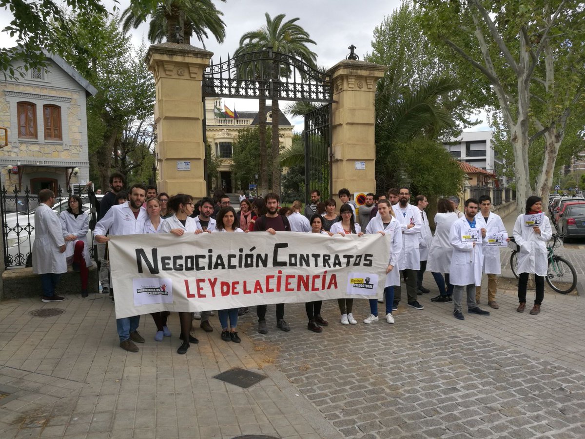 DPredoctoralGRX's tweet photo. Esta mañana hemos estados las predocs de la universidad y del CSIC luchando por un #EPIFconDerechos, acompañadas por compas de la @ASIGranada @FJIprecarios @GranadaCSE @CCOOdelaUGR @CCOO_CSIC y demás personal universitario, ¡la lucha sigue! #DefiendeLaCiencia #InvestigacionDigna https://t.co/DmnqpZhw6I