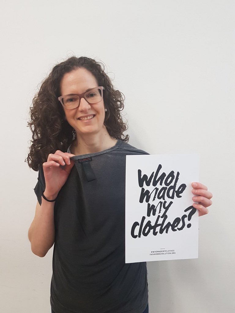 #Reivindicando #whomademyclothes #quienhizomiropa #custobarcelona @Custo_Barcelona #FashionRevolution. Una de las fotos que me he hecho esta mañana con las alumnas de Comunicación en Moda IED #iedmadrid y su profe @GemaGomezSFN ¡Qué buen rato!!! Mil gracias chicas! @IEDMadrid