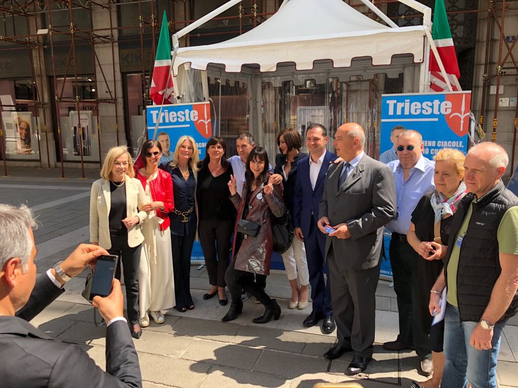 A #Trieste tantissimo entusiasmo per <a href="/forza_italia/">Forza Italia</a> e per il #centrodestra unito. Sosteniamo <a href="/M_Fedriga/">Massimiliano Fedriga</a> Presidente del #FriuliVeneziaGiulia . Anche questa regione ha la necessità di avere un governo che parta dal programma del centrodestra.