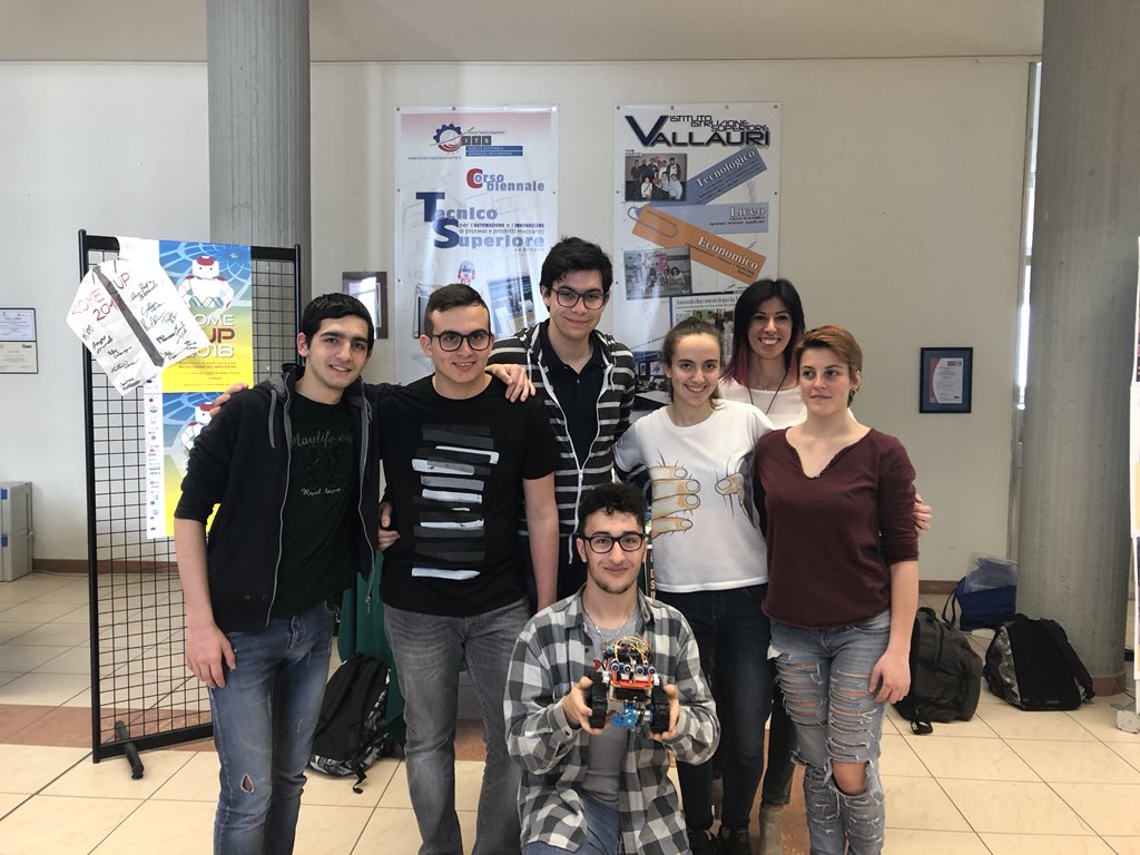 VallauriFossano's tweet photo. Ecco il nuovo robot del Team @RoboVallauri pronto ad essere testato sul campo #robottari #Robotics #coding https://t.co/77s62sp8ik