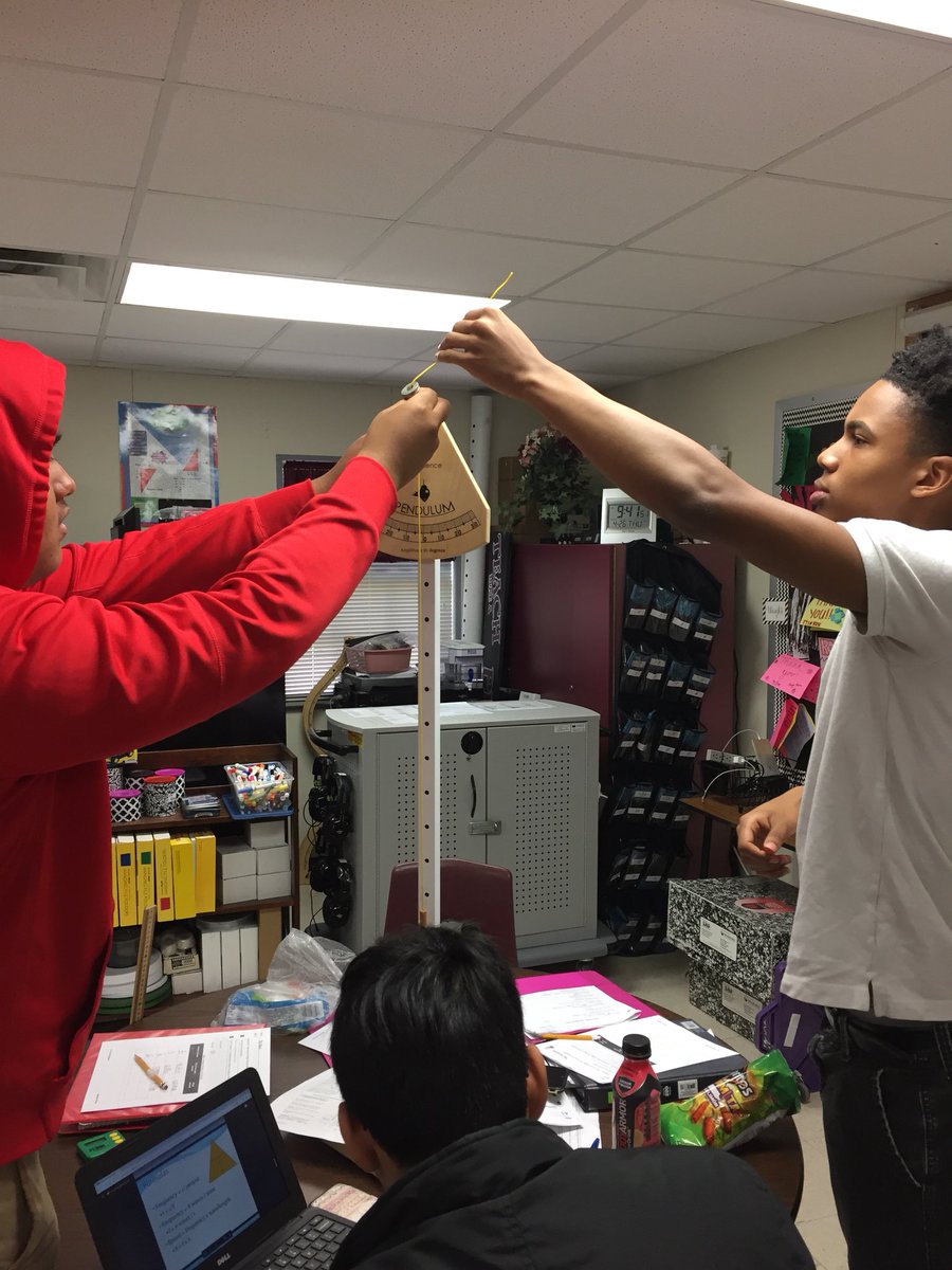 MHSRoseScience's tweet photo. Why does the Harvard Pendulum Wave Machine behave the way it does? Mass, string length, or amplitude? Weβre finding out! @wearemaroon #phunphysics #p15 #skeeternation @claywaller @kevinwsamples https://t.co/QQhoucWv0g