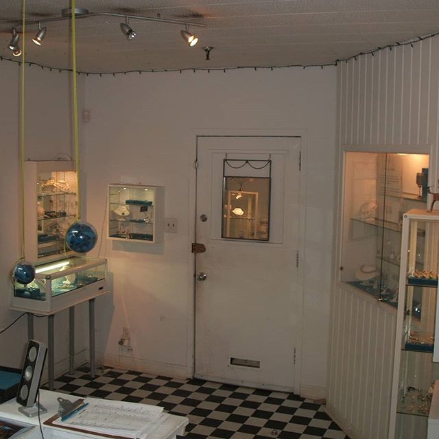 JewelEnvy's tweet photo. #TBT to my first retail space at 101 Spadina Ave. Look how far we have come!
.
.
.
.
 #jewelenvy #bigbluehouse #roncy #joinouremaillist #alwaysmovingforward #retailtransformation #TBTatjewelenvy https://t.co/2niwLQEFL5 https://t.co/bXfJpftKg1