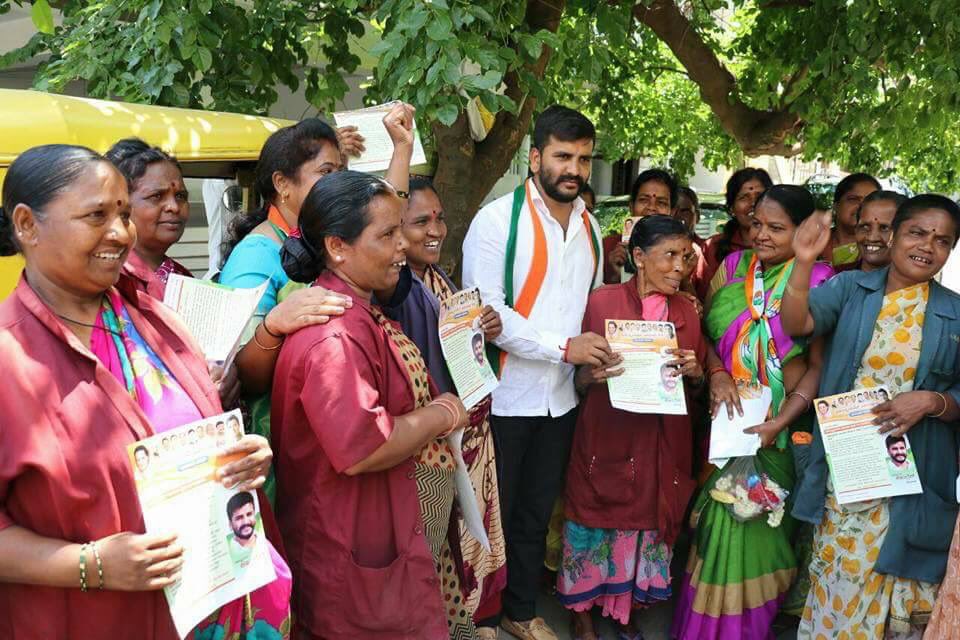 NSUIKarnataka's tweet image. Live example from Karnataka state assembly elections to show how congress is encouraging youngsters in public service under leadership of Rahul gandhi ji..
Support and vote @manjunathansui in the upcoming #KarnatakaElections2018
It has to be #INC4MahalakshmiLayout
#INC4Karnataka