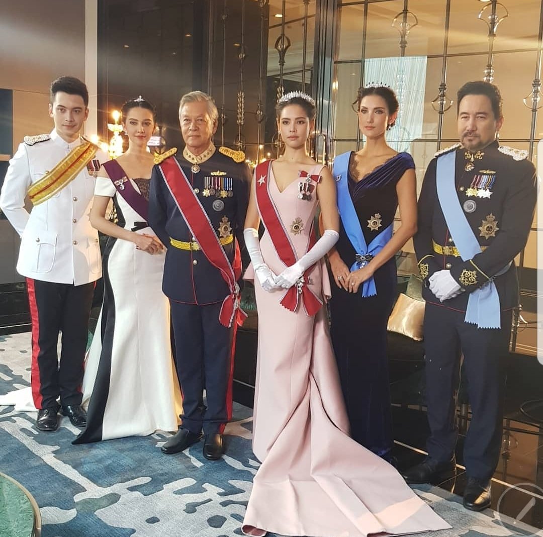 พรุ่งนี้ (ศุกร์ 27 เมษา) ราชวงศ์แห่งฮรีสอซ และหัวหน้าทีมอารักขา VIP ‘D-Team’ จะถูกสัมภาษณ์อย่างเข้มข้น ตามมาดูกันน้าาา😊 13.45-14.00 น. ทางช่อง 3/ช่อง33นะคะ👄💓❤
#ลิขิตรักTheCrownPrincess #LikhitraktheCrownPrincess #ช่อง3 #ช่อง33