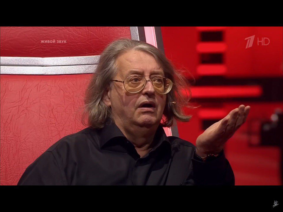 Chyh_Chu's tweet image. Идём мы с подругой по торговому центру
И тут в одном магазине косметики я вижу картонные фигурки с Намджуном и Чонгуком 
И я просто начала визжать 

Но я настолько глупая, что не догадалась сфоткать