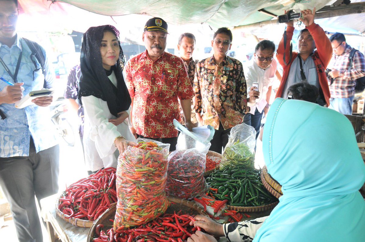 Di Jawa Tengah, Staf Khusus Menteri Perdagangan Bidang Hubungan Antar Lembaga dan Peningkatan Sarana Perdagangan, Eva Yuliana memantau harga dan pasokan #bapok jelang Puasa dan Lebaran 2018 di Semarang, Kamis (26/4).