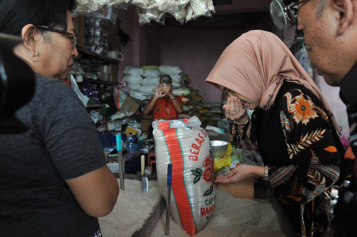 1. Eva bersama tim Kemendag memantau harga #bapok di Pasar Johar, Semarang. Di pasar ini, harga #bapok relatif stabil cenderung turun.