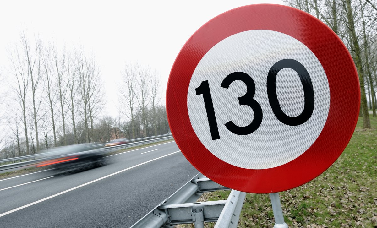 BNR's tweet photo. De @SWOV_NL gaat de veiligheid van 130-wegen onderzoeken. Directeur @PetervderKnaap kondigt dat aan in de @BNRautoshow: https://t.co/GZxl00vOQv https://t.co/HTMGgSNfZr