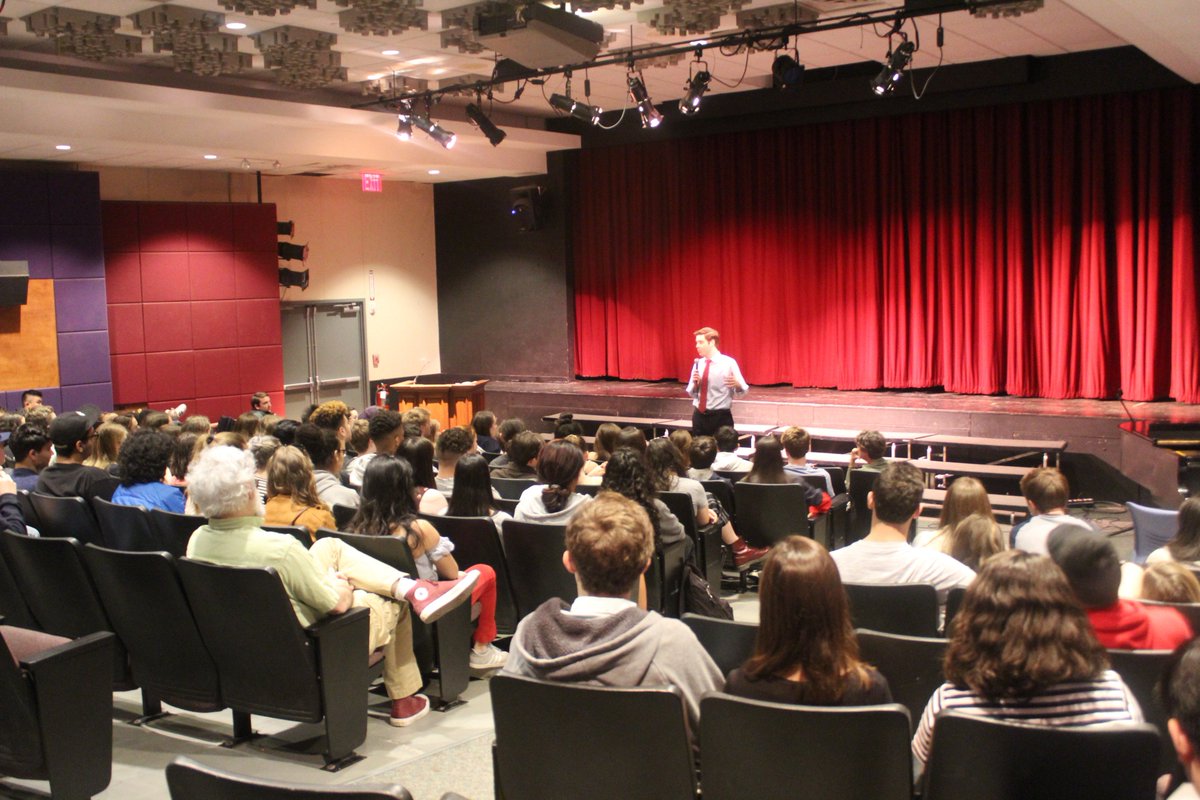 Informed questions from excited students &amp; faculty who live in #NY19 at @Poughkeepsie Day School about bridging the party divide, common sense gun safety, affordable higher ed., and ensuring economic progress lifts all communities. Excited to have so many new young volunteers!