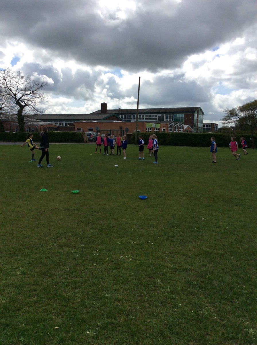 ourladystar5b's tweet photo. Such a lovely afternoon celebrating #GirlsFootballWeek with @ourladystar5b @ourladystar4b #FA #girlsinfootball https://t.co/Lv1jJibbRU