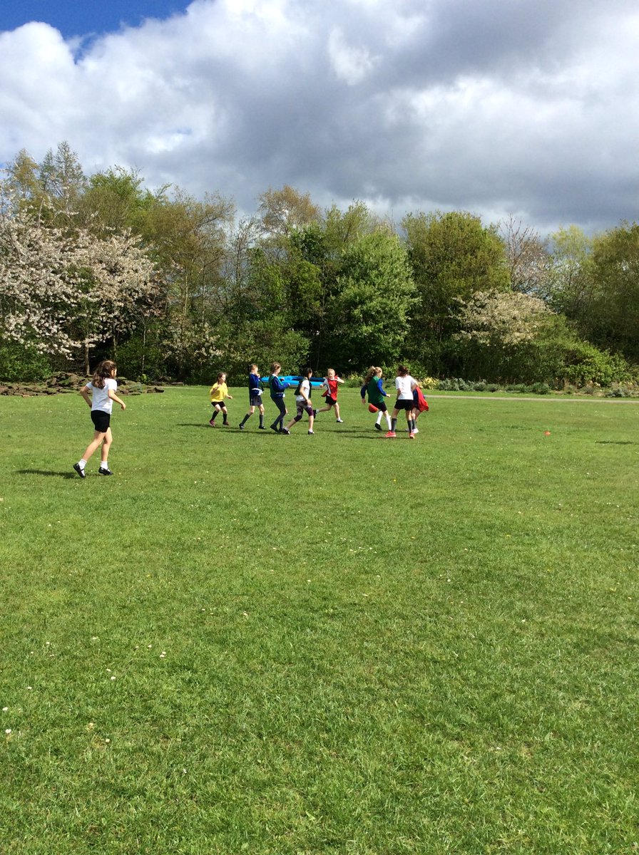 ourladystar5b's tweet photo. Such a lovely afternoon celebrating #GirlsFootballWeek with @ourladystar5b @ourladystar4b #FA #girlsinfootball https://t.co/Lv1jJibbRU