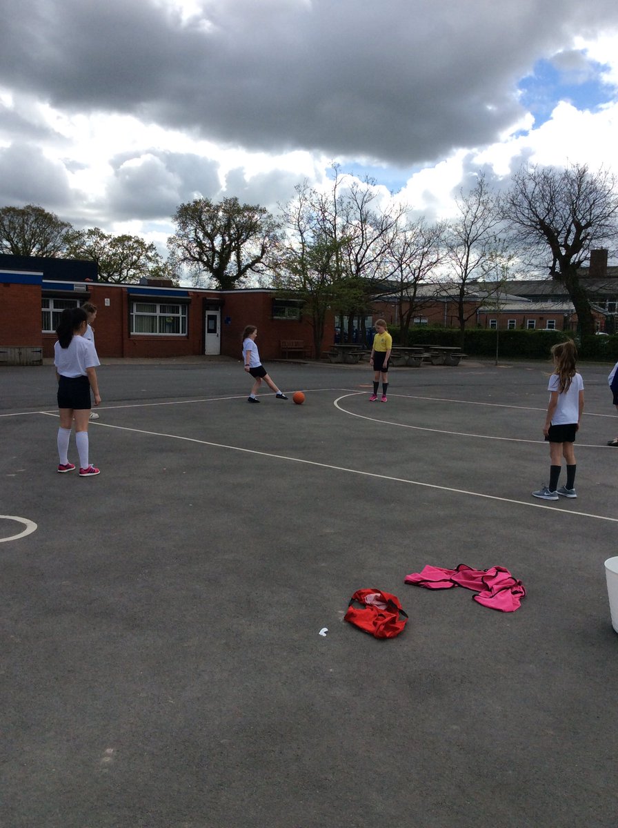 ourladystar5b's tweet photo. Such a lovely afternoon celebrating #GirlsFootballWeek with @ourladystar5b @ourladystar4b #FA #girlsinfootball https://t.co/Lv1jJibbRU