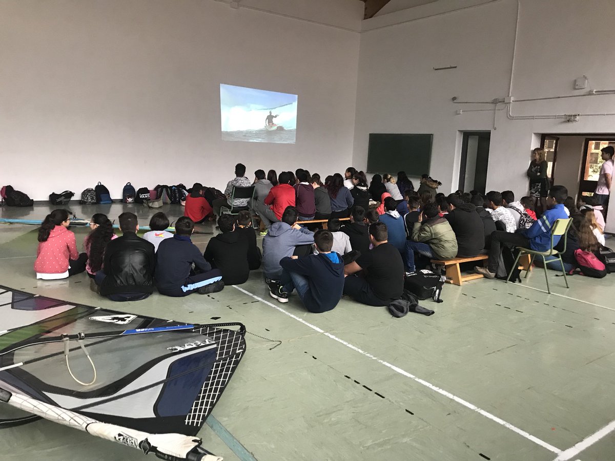 Hoy Tony ha recordado viejos tiempos yendo al IES Pedro Peñalver donde estudió, para dar a conocer los deportes náuticos que se practican en la escuela, junto con <a href="/patxinavarro/">Patxi</a> que ha llevado sus tablas artesanales sin resinas, muchas gracias a los profesores de educación física!