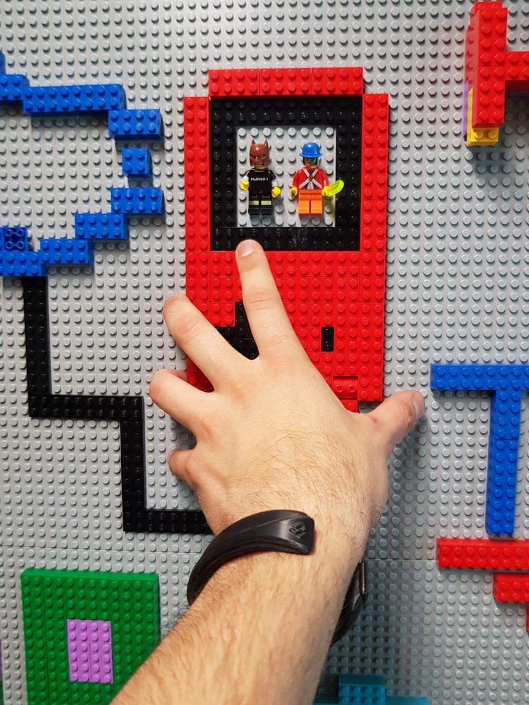 ADRI_GEEK's tweet photo. J'ai testé un bracelet un peu fou, qui détecte nos émotions en jeu.
Ca permet des mécaniques trop cool : dans un jeu d'horreur si j'étais stressé je mourrais 😂
Merci @IronovaY
#Ankkoro #EmotionSense #Smartband #Gaming #sponsorisé https://t.co/wmw0SRmeCB