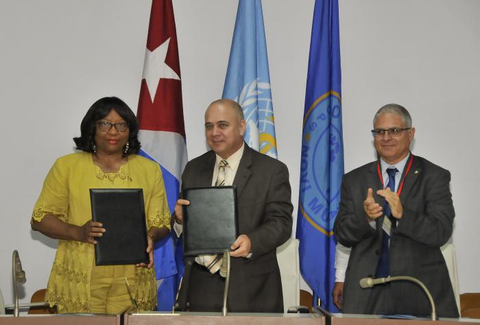 CubaMINREX's tweet photo. #Cuba-Salud 2018: Firman @MINSAPCuba y @opsoms convenio de fondo Rotatorio de Vacunas y Estratégico de Medicamentos que ofrece mecanismo solidario de compras conjuntas de medicamentos y suministros de salud esenciales. @CarissaEtienne https://t.co/Abovl5oos1 https://t.co/2onR55Msxa