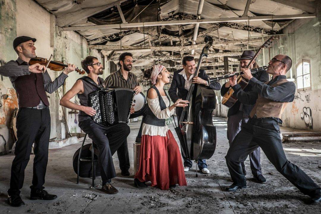 Samstag bringt das Barcelona Gipsy balKan Orchestra #Klezmer- und #Gipsy kombiniert mit lateinamerikanischen Melodien, #Jazz und #Rockabilly mit ins BETT.