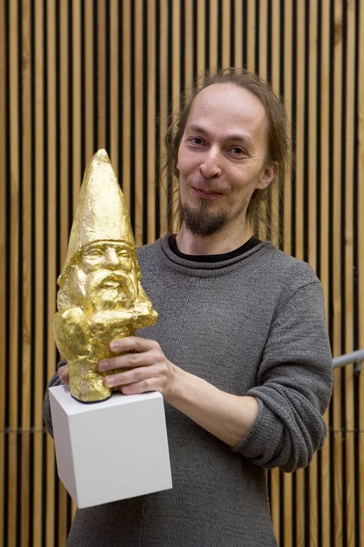 emmamuseum's tweet photo. Haukilahden lukiossa on uusi yhteishenkeä kohottava teos. Koulun opettajat ja opiskelijat olivat mukana tämän julkisen teoksen hankinnassa! https://t.co/5fC17DP6gQ #emmacollection #länsiväylä https://t.co/yGxWqiKiUa
