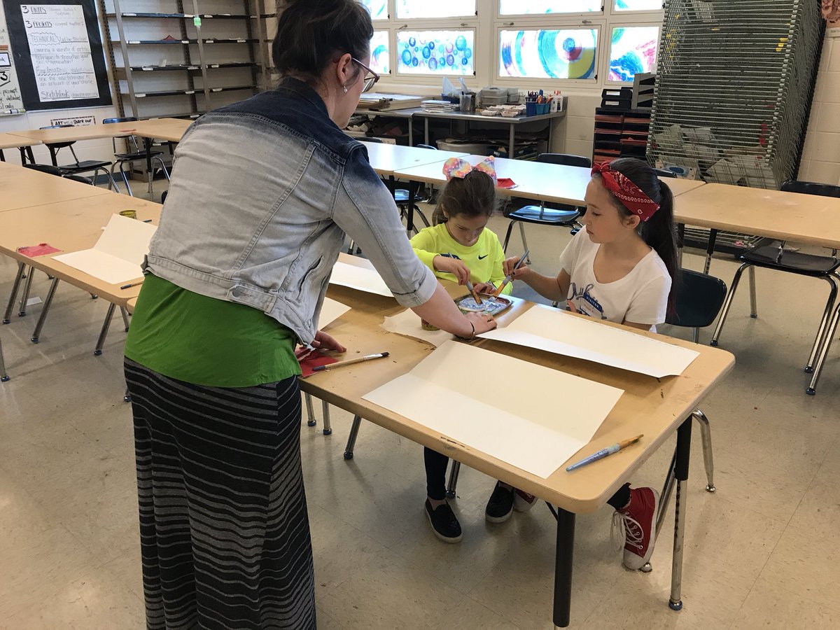 kmwilliams35's tweet photo. Learning all about “reflection painting” #TYKTWD #rsd122cares #simmonslearns @_on11 https://t.co/TgMLkzo39T