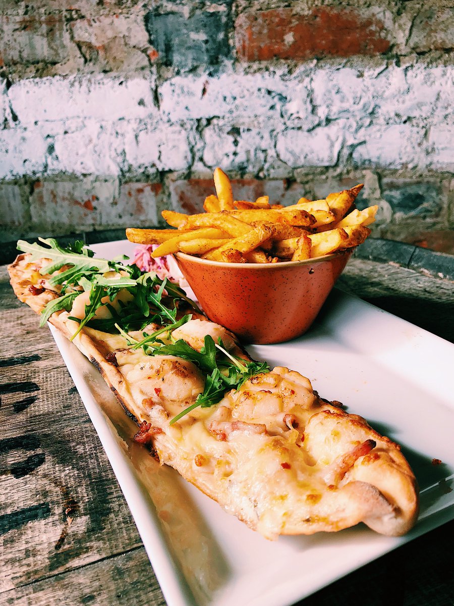 FULLY LOADED FLATBREAD 💥

Handmade flatbread topped with scallops, pancetta, molten mozzarella, garlic &amp; finished with fresh rocket. Dusted fries &amp; slaw on the side!

£9.0