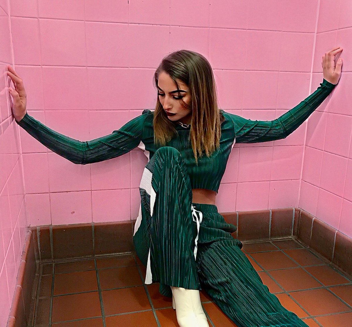 bestfitmusic's tweet photo. ARO VANA’s debut is experimental pop at its darkest and most potent - Song Of The Day https://t.co/UaQ6iXFwd5 https://t.co/fEojmohBH9