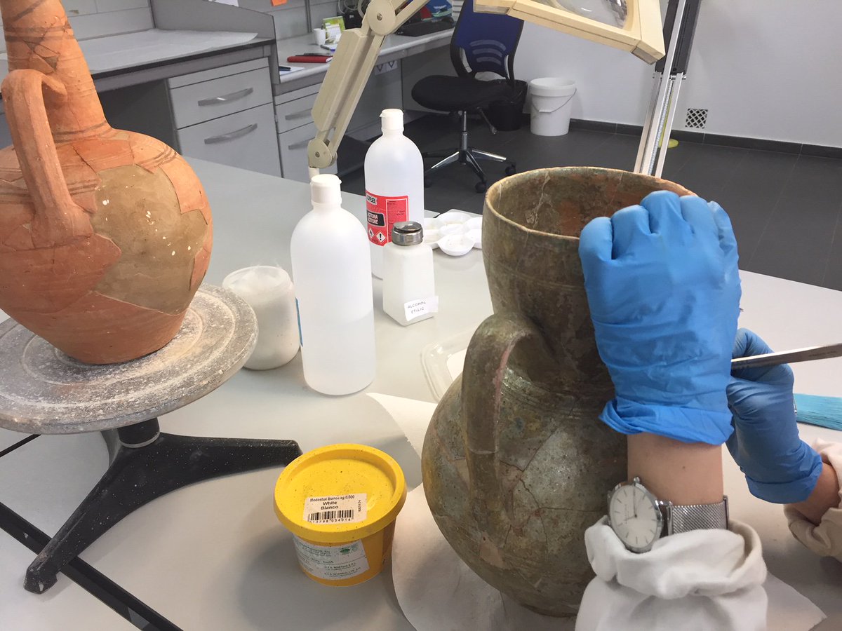 La restauració és una tasca essencial del museus. La #restauradora del Museu de Mallorca té cura de la conservació preventiva de les col•leccions i de la intervenció de peces arqueològiques. Actualment restaura els materials de les noves sales d’Arqueologia #professionsMW