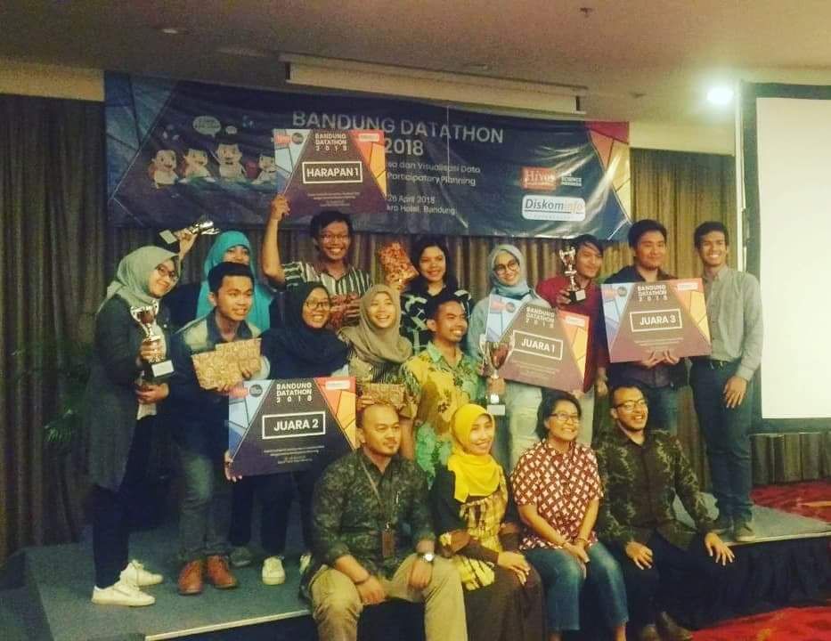 DataScienceIndo's tweet photo. Tim DSI chapter Jawa Timur berhasil meraih juara 1, 2, dan harapan 1 di Datathon Bandung 2018

#DataScienceIndonesia #DatathonBandung2018 #teamjatim #dsijatim https://t.co/v8agQri0yL