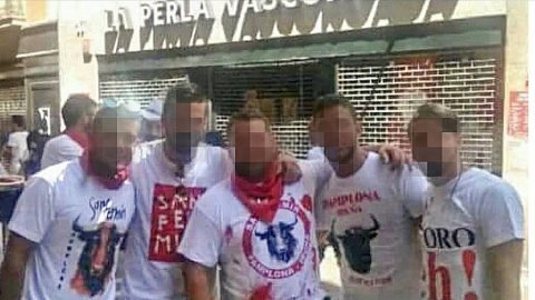 EliseGaz's tweet photo. C'est l'histoire d'une fille de 18 ans qui a dénoncé un viol multiple il y a 2 ans, lors des fêtes de Pamplune de 2016. Les 5 andalous accusés n'ont cessé de dire qu'elle était consentante. Ils ont filmé "l'acte" et lui ont volé son tél avt de la laisser ds une entrée d'immeuble https://t.co/BmnRLDl3g9