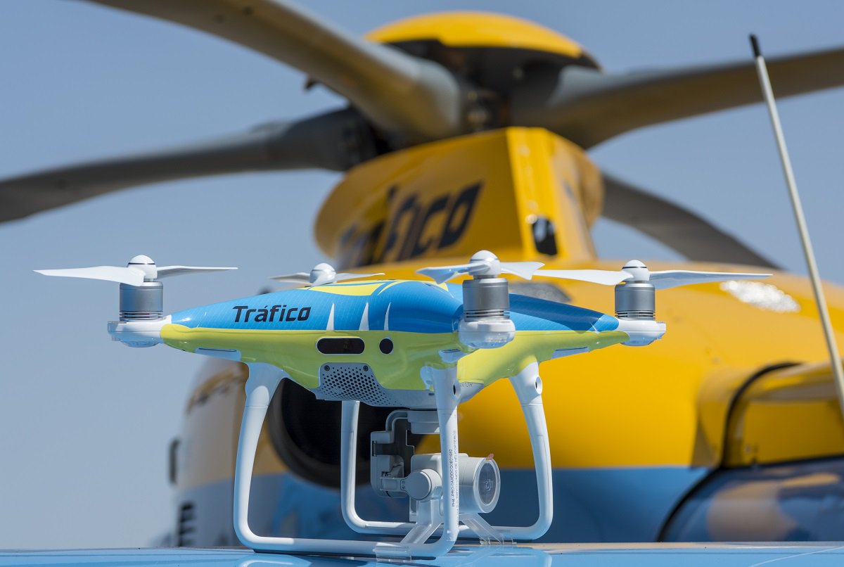 DGTes's tweet photo. Los #DronesDGT, destinados a la vigilancia y regulación del #tráfico, tienen un radio de acción de 500 metros y vuelan a una altura de 120 m. Cinco comenzarán a volar este #PuenteDeMayo en pruebas y otros siete próximamente. https://t.co/3Vci1PsPQg