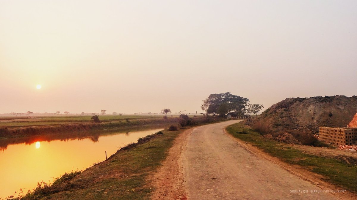 ThakurSubhasish's tweet photo. #Subhasish_thakur_Photography #sunset_photography #Sunset #sunset_reflaction #landscape #nature_photography #dusty_road #morning_photos #mobile_Photography #redSky #village #rural_life #sunset_road #roadtrip https://t.co/y6zRXRhH6G