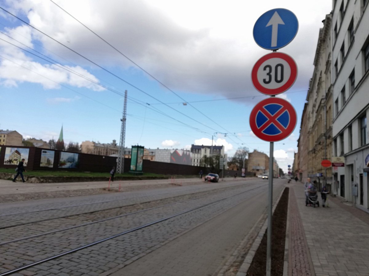 LiveLiva's tweet photo. Esat pamanījuši, ka Barona ielā max ātrums 30 km/h? Policija tvarsta tos, kas brauc ar 50. Pilsētā +20km/h varētu nozīmēt palielu sodu. https://t.co/OB2xCK7w1q