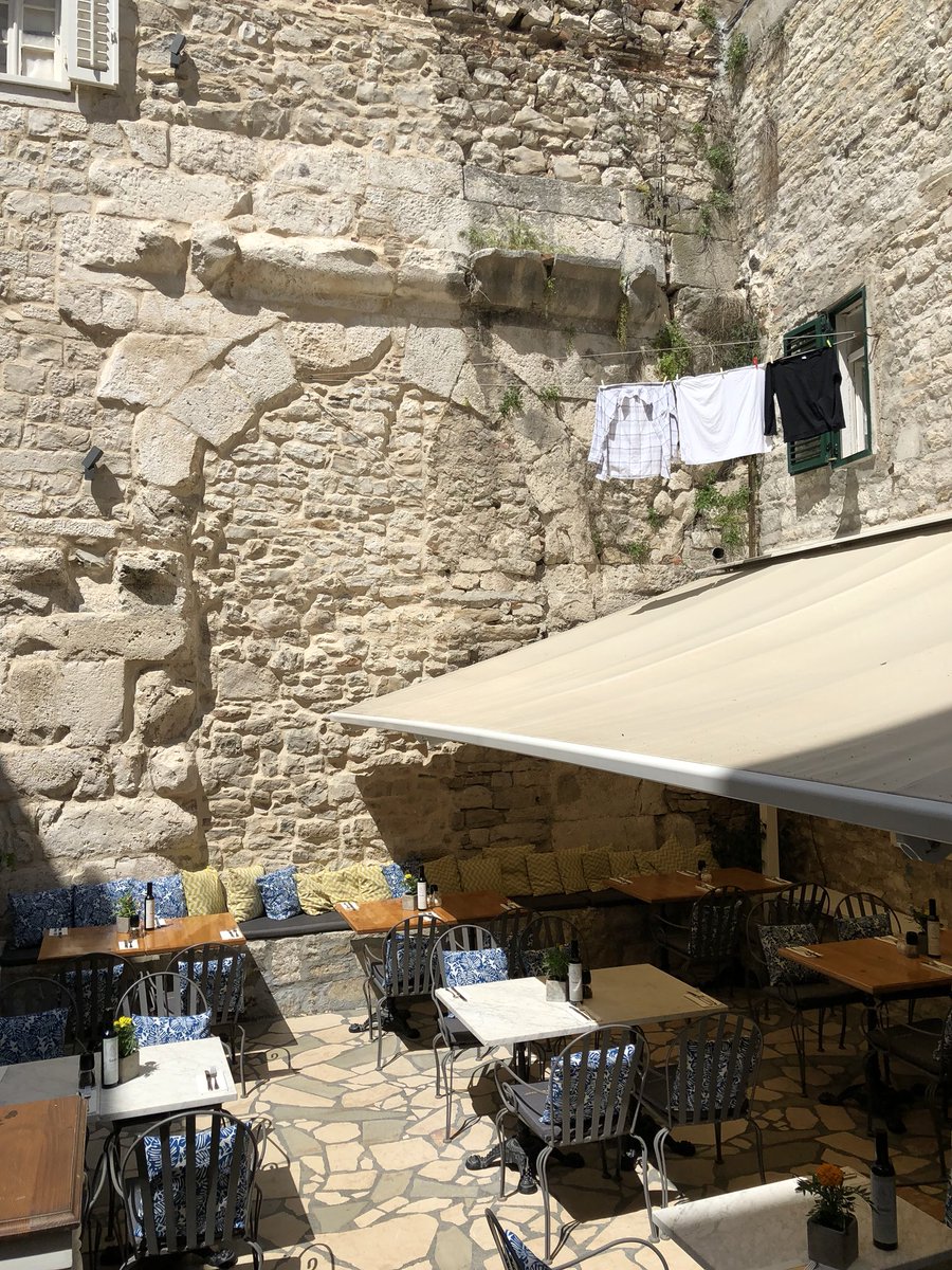 centochilometri's tweet image. I dehors dei locali nelle corti romano-medievali #spalato