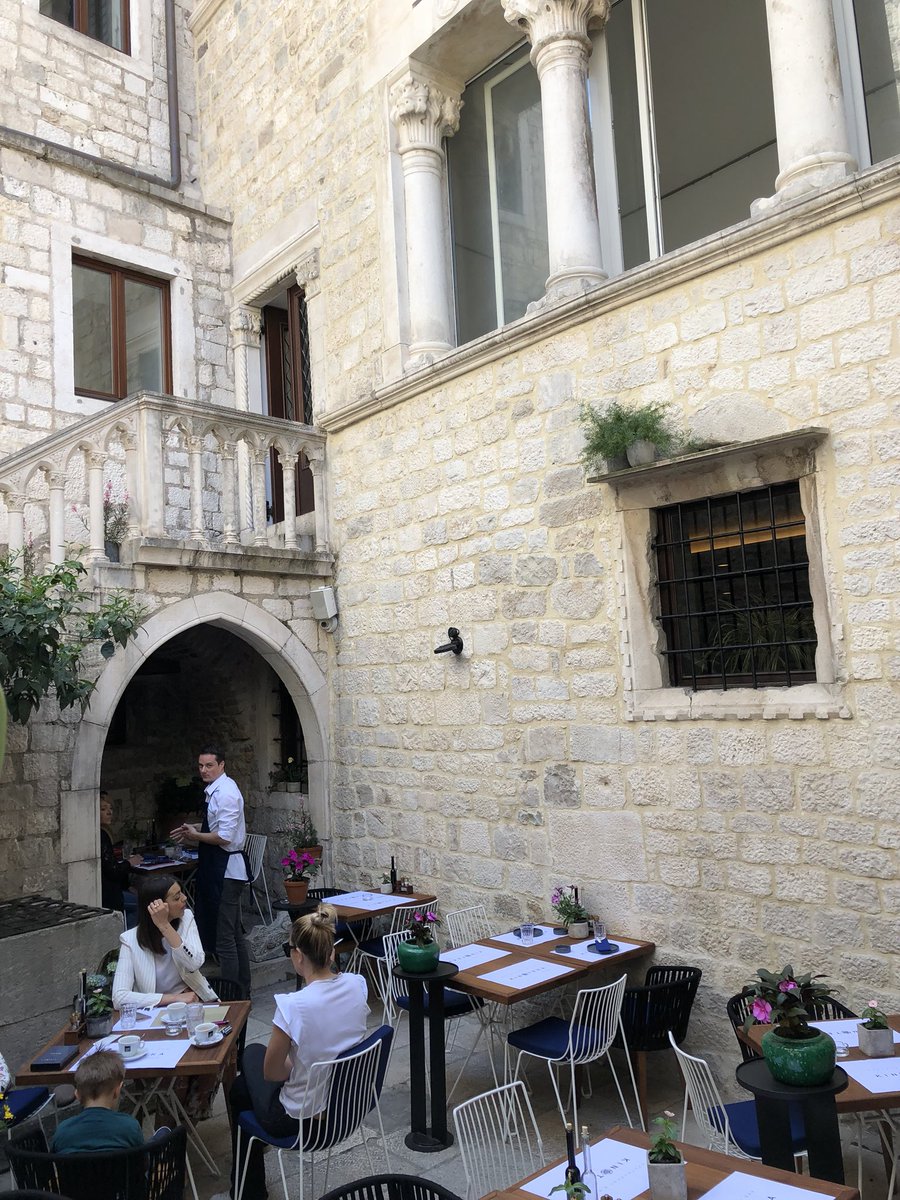 centochilometri's tweet image. I dehors dei locali nelle corti romano-medievali #spalato
